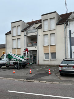 Avant nettoyage de façade sur un bâtiment