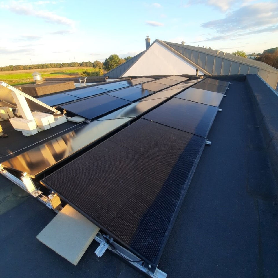 Pose de panneaux solaires sur le toit d'une maison.