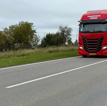 Camion Transports Frères rouge et vert