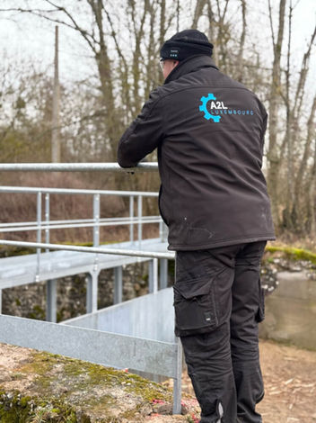 Mise en place d'une rambarde de sécurité extérieure.