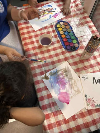 Atelier peinture à l'eau à la crèche les petits forgerons.