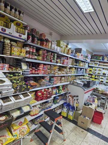 Étagère avec articles emballés de la boucherie Rabi 3.