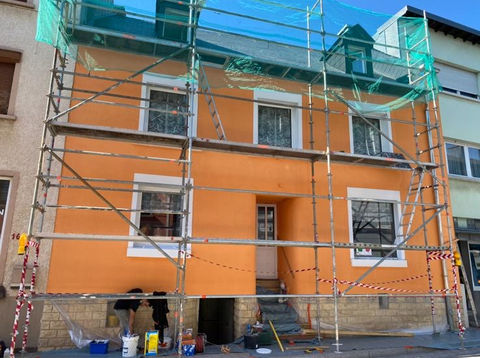 Rénovation et peinture façade après de couleur orange