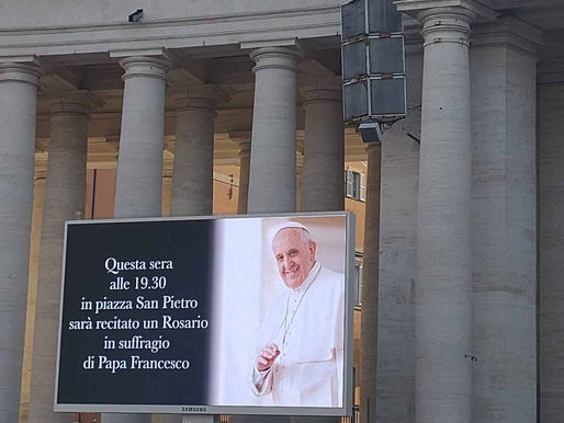 Comienza rosario por Papa Francisco, en Plaza de San Pedro