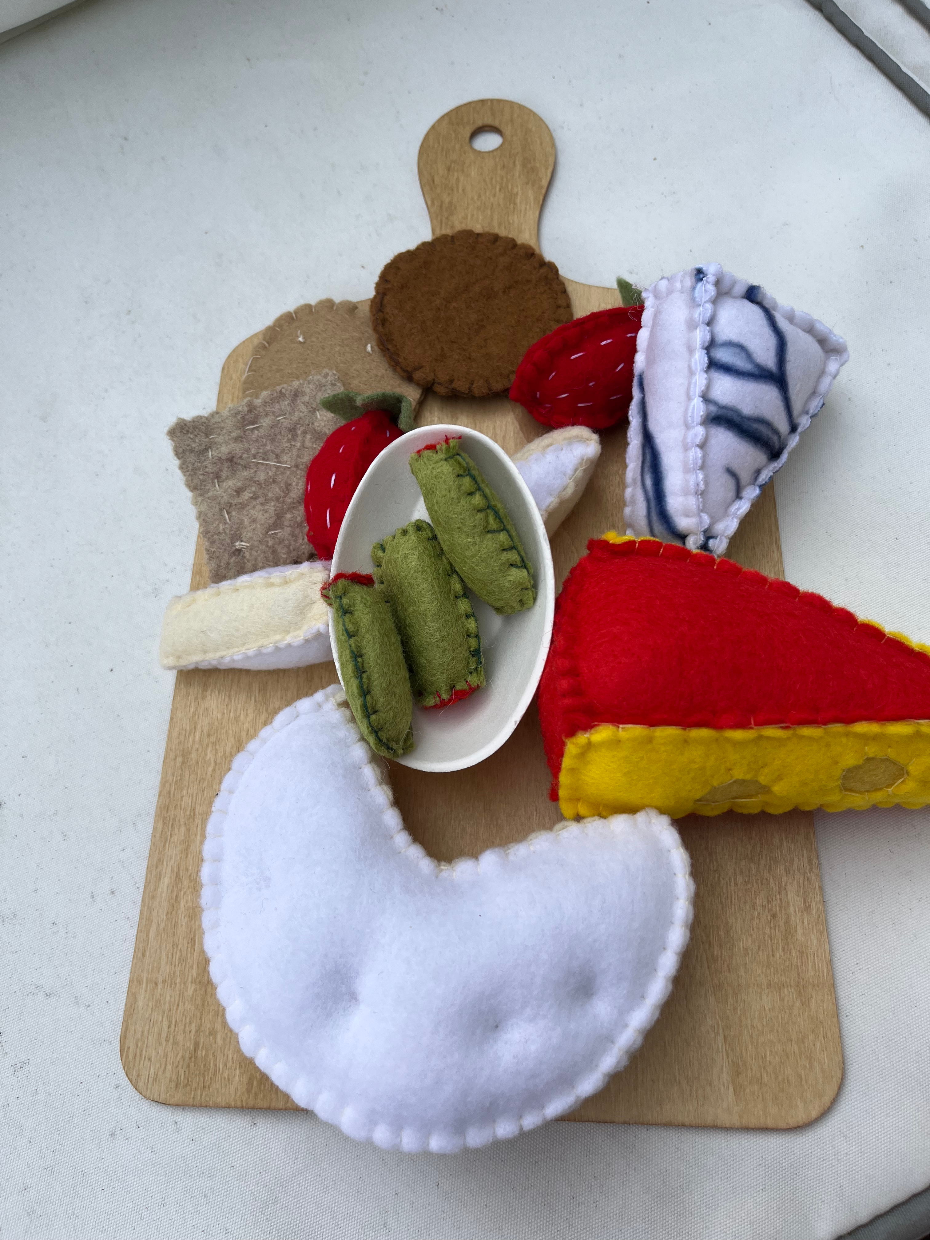 Charcuterie Board (3 Cheeses/2Strawberries/3Crackers/3 Olives)- Includes Board