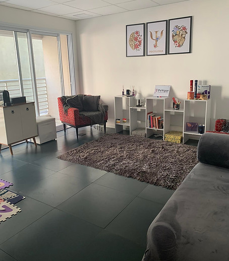 sala do consultório com divã e poltronas