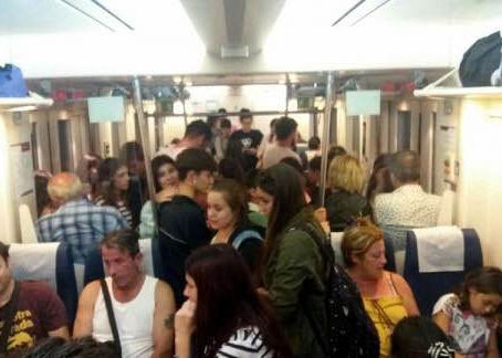 Una dona de 80 anys es trenca el maluc a causa d'una frenada brusca d'un tren València-Torto