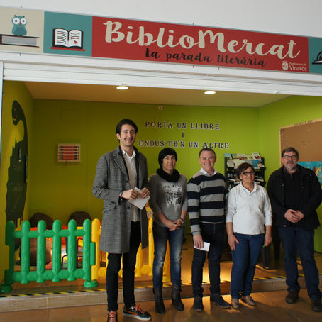 S'INAUGURA LA PARADA LITERÀRIA DEL “BIBLIOMERCAT” AMB LA CAMPANYA 
“PORTA UN LLIBRE I ENDÚS - TE