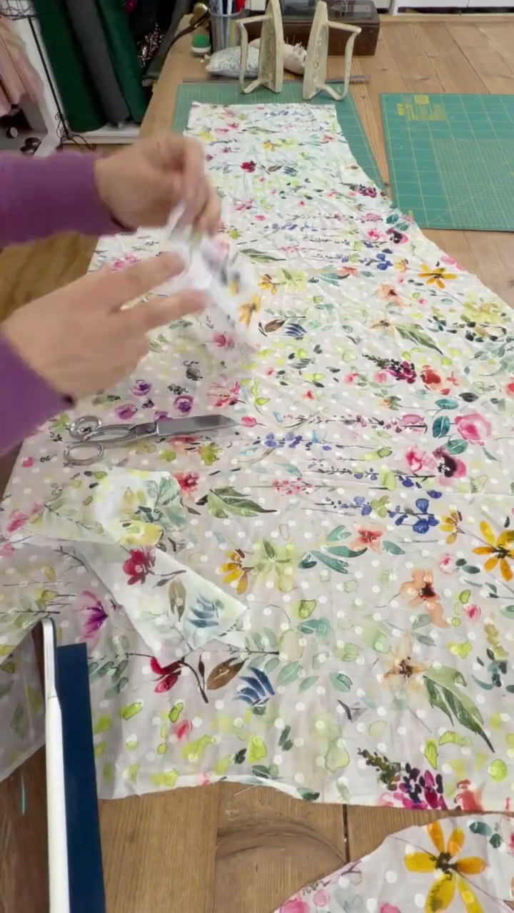 Miniature : Robe Fleur de Loire portée en pied, création artisanale bohème chic à motifs floraux aquarelle.