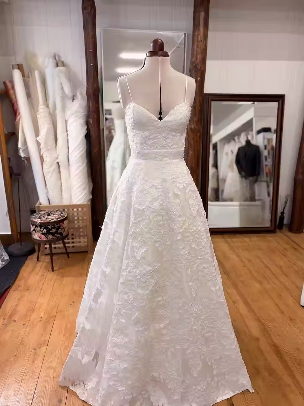 Robe de mariée princesse en dentelle florale ivoire avec fines bretelles et décolleté cœur, création artisanale Maraval Coutu