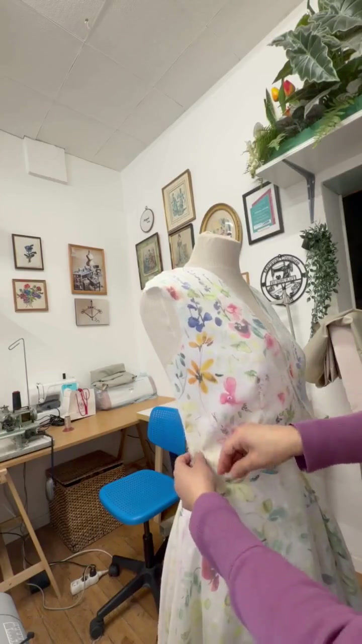Vidéo de confection de la robe Éclosion de Printemps dans l’atelier Maraval Couture à Saint-Étienne.