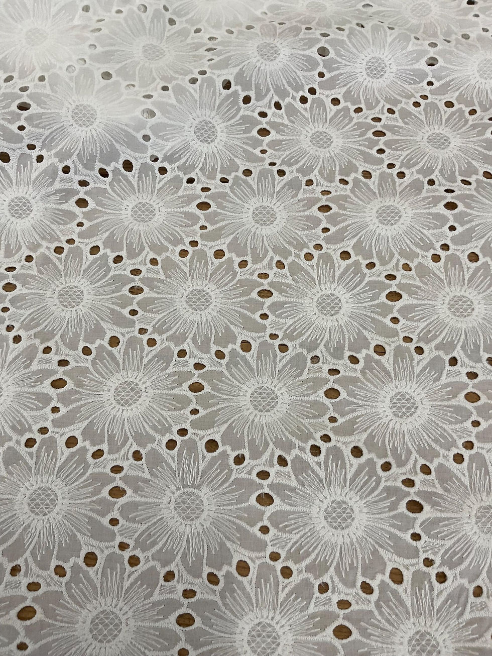 Miniature : Vue latérale d’une robe de mariée romantique en dentelle anglaise blanche, manches bouffantes et jupe fluide à volume naturel