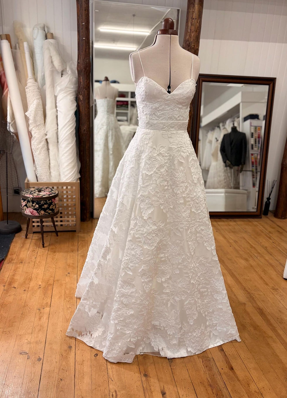 Miniature : Robe de mariée princesse en dentelle florale ivoire avec fines bretelles et décolleté cœur, création artisanale Maraval Coutu