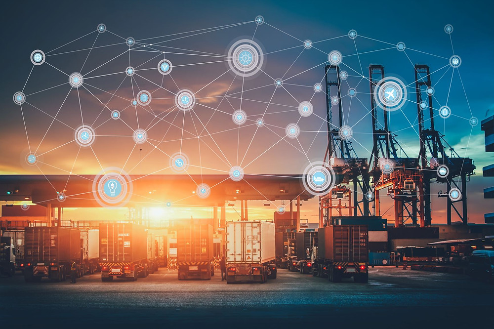 Lastwagen, die in einer Reihe stehen. Im Vordergrund ist ein digitales Netz. Die Transportbranche wird in Zukunft durch Logistik 4.0 optimiert und automatisiert werden.
