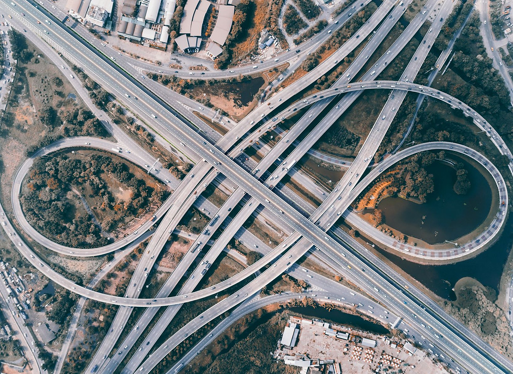 Eine mehrspurige Autobahn von oben.