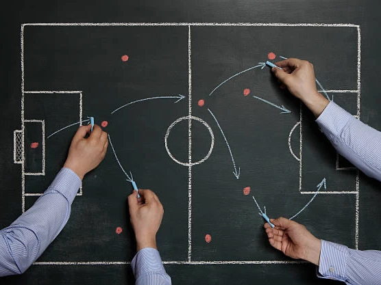 Una pizarra táctica, recurso didáctico principal del entrenador de fútbol.