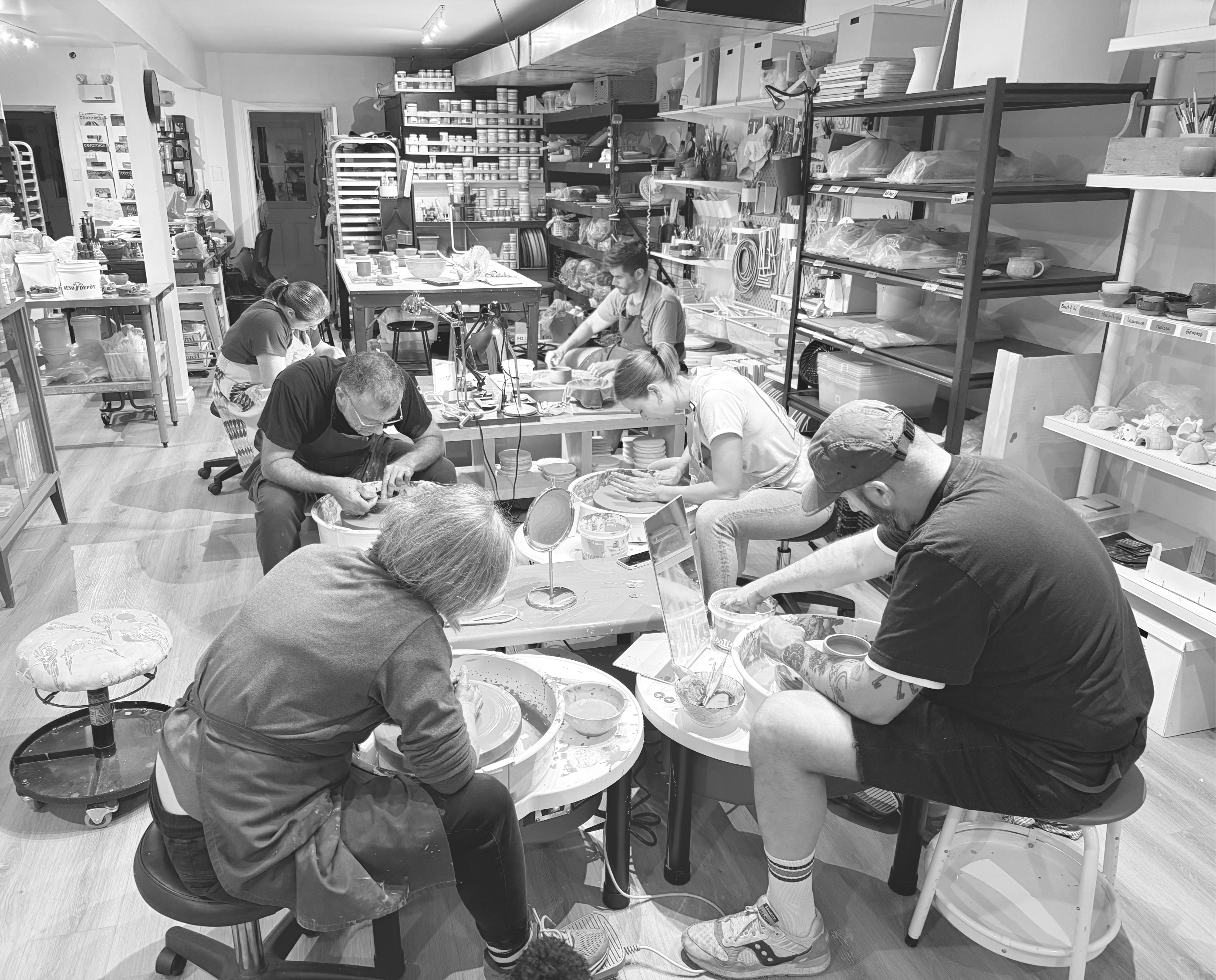 Pièces de poterie créées dans un cours de poterie après l'étape du tournage.
