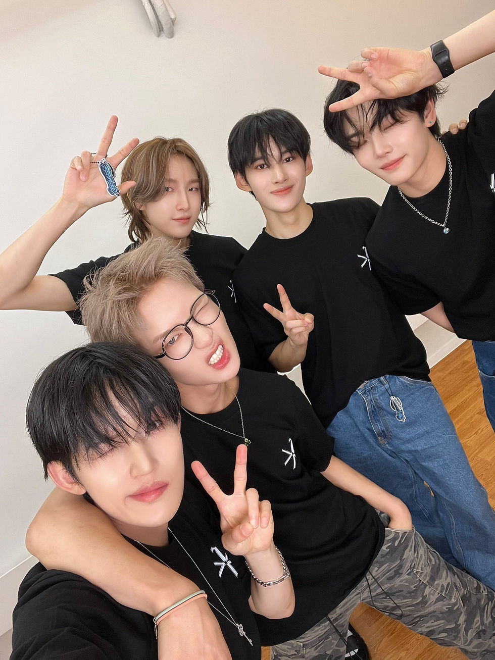 Fotografía de los integrantes de 1Verse @1Verse_offical. De izquierda a derecha: Seok, Hyuk, Kenny, Nathan y Aito.