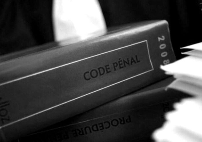 Image en noir et blanc montrant deux codes pénaux superposés