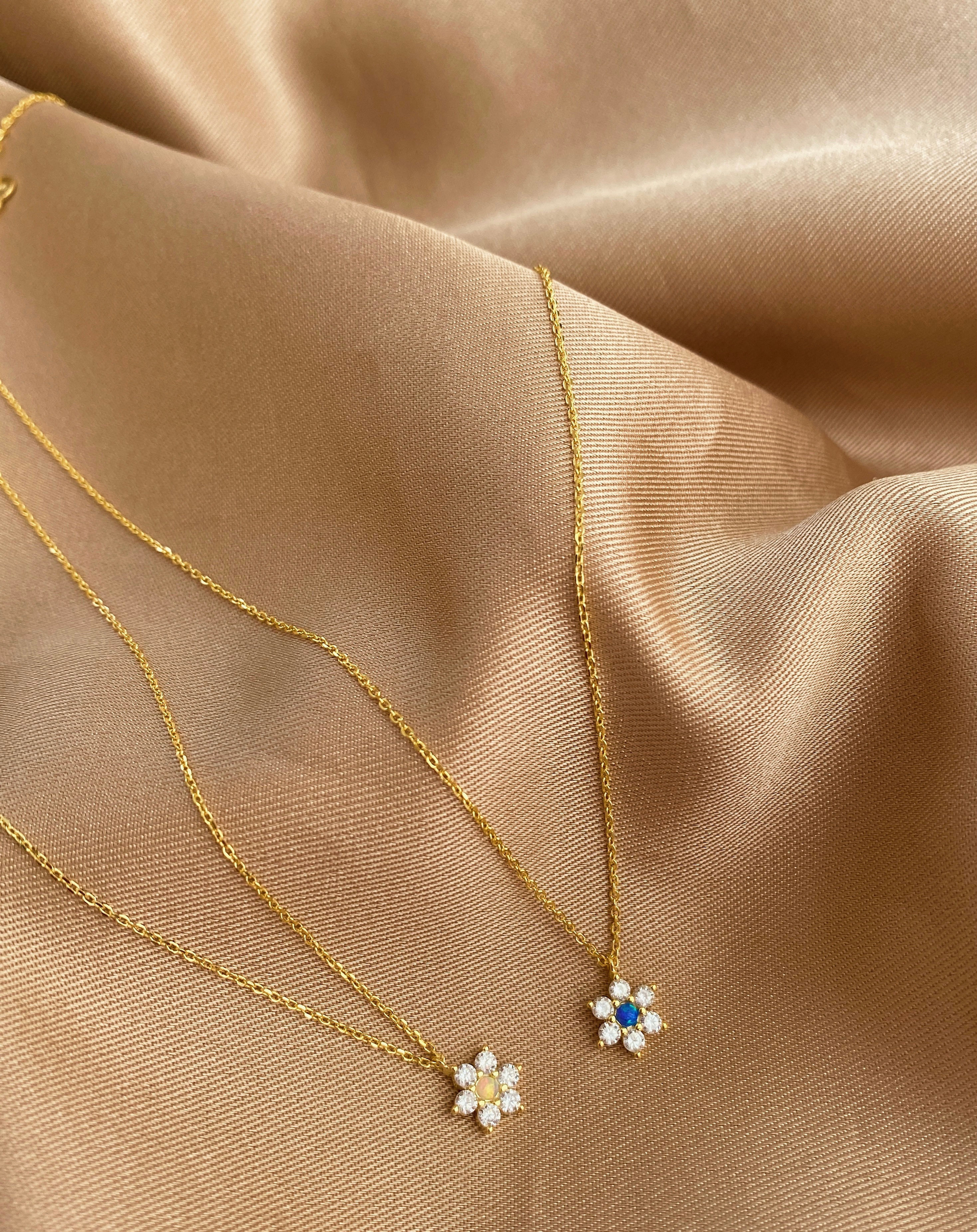 Opal Taşlı Minik Çiçek Kolye -925 Gümüş  