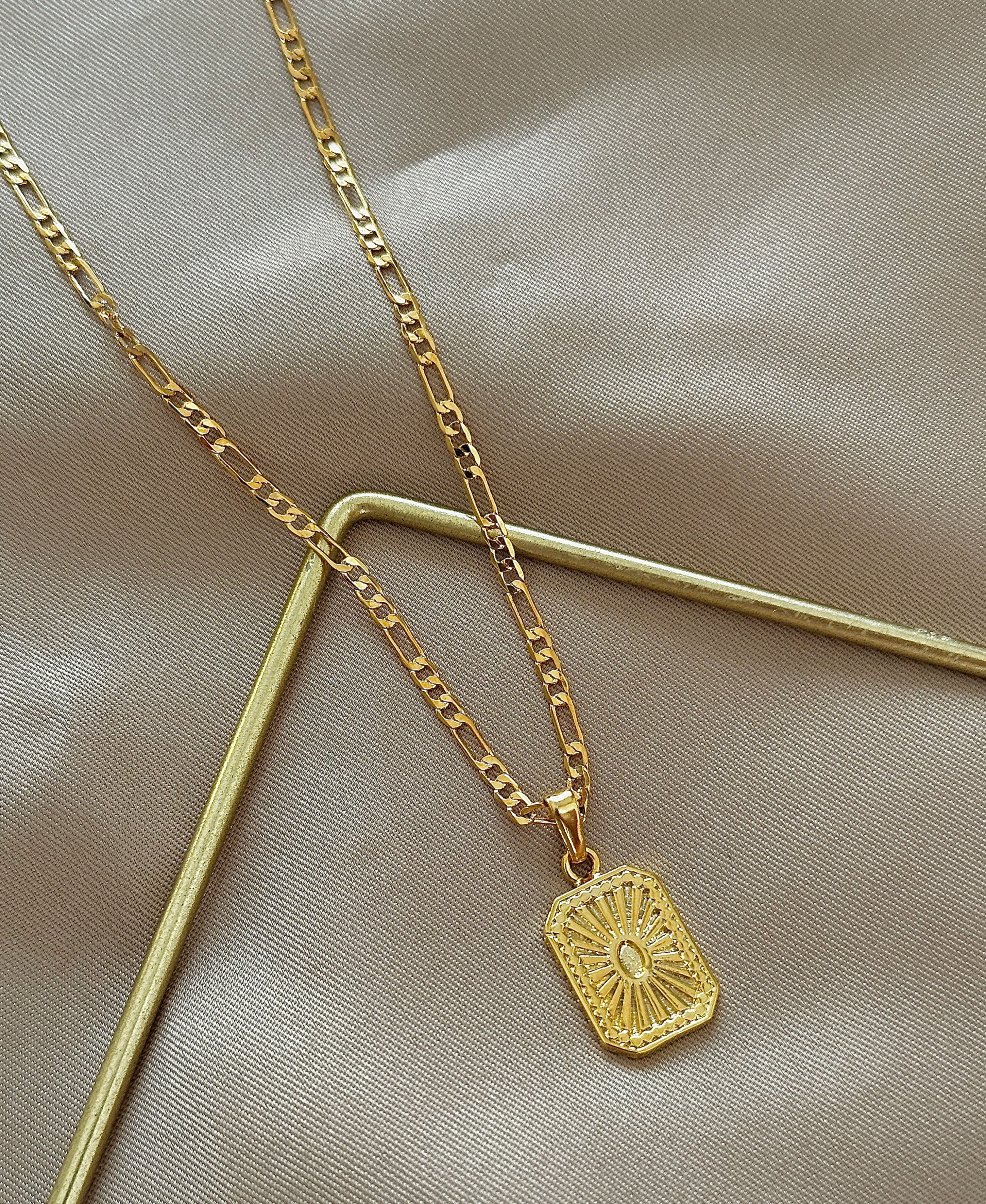 Güneş Işını Tabela Kolye