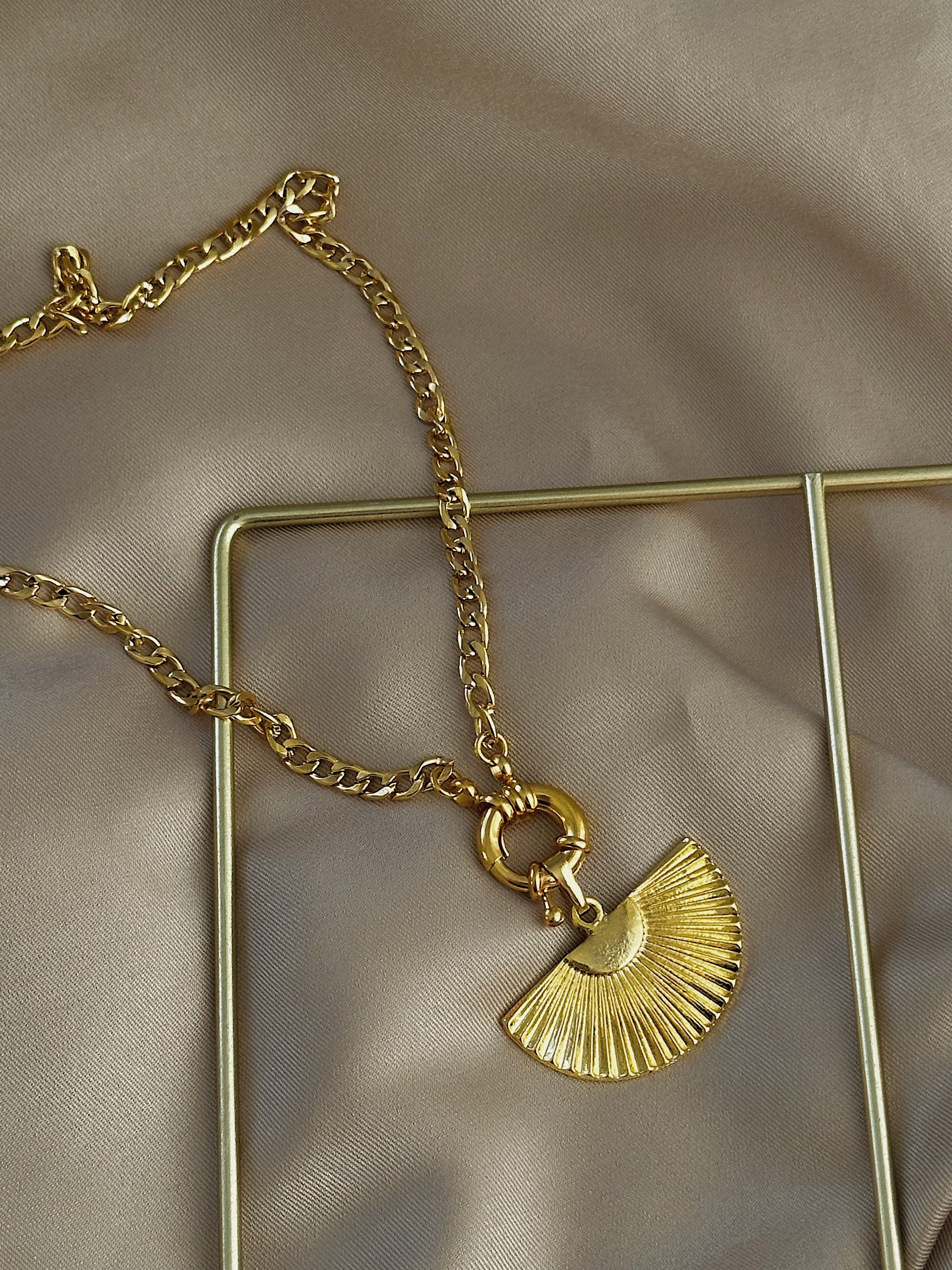 Maximal Gemici Yelpaze  Kolye 