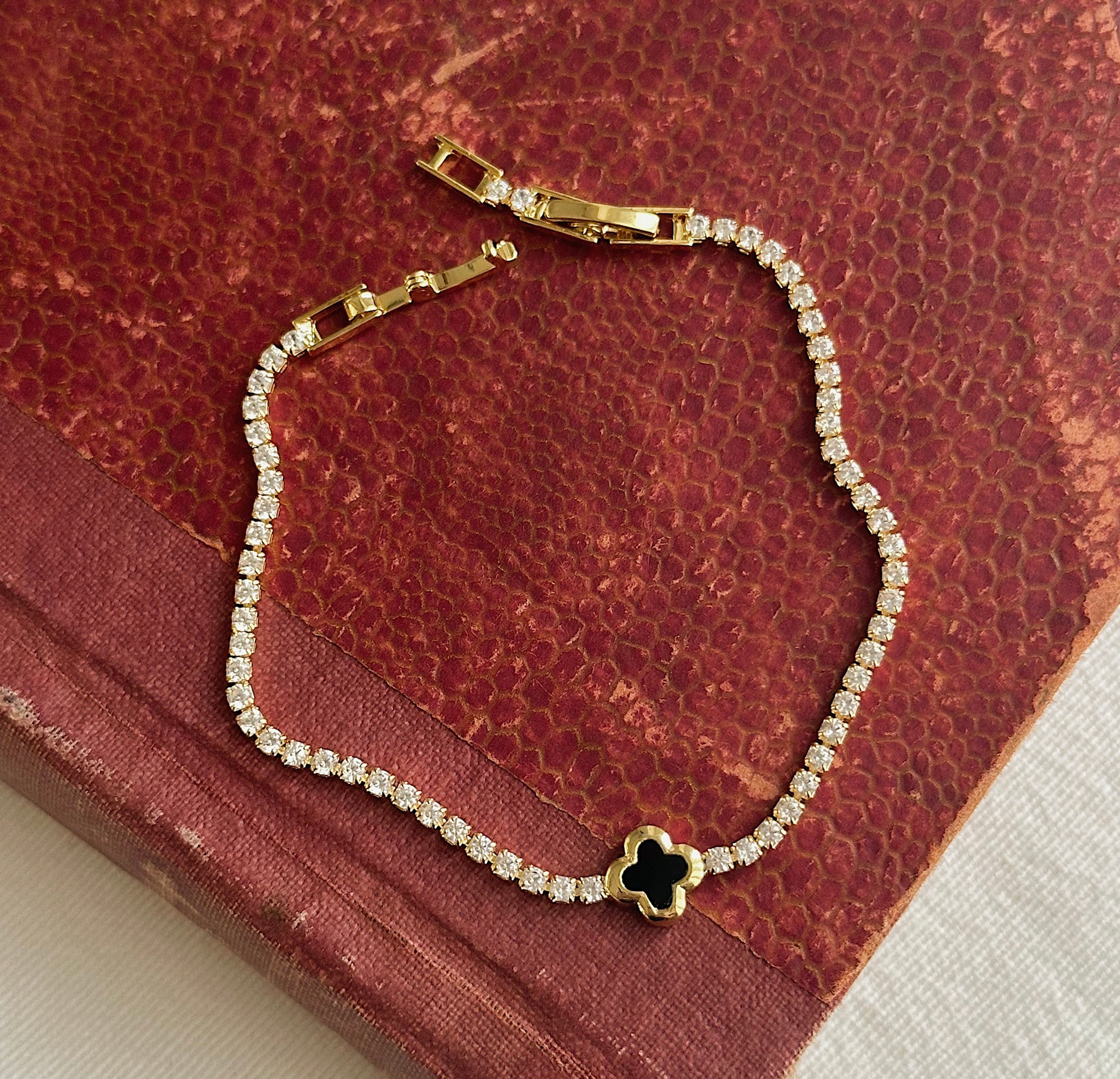 İnce Su Yolu Siyah Yonca Bileklik