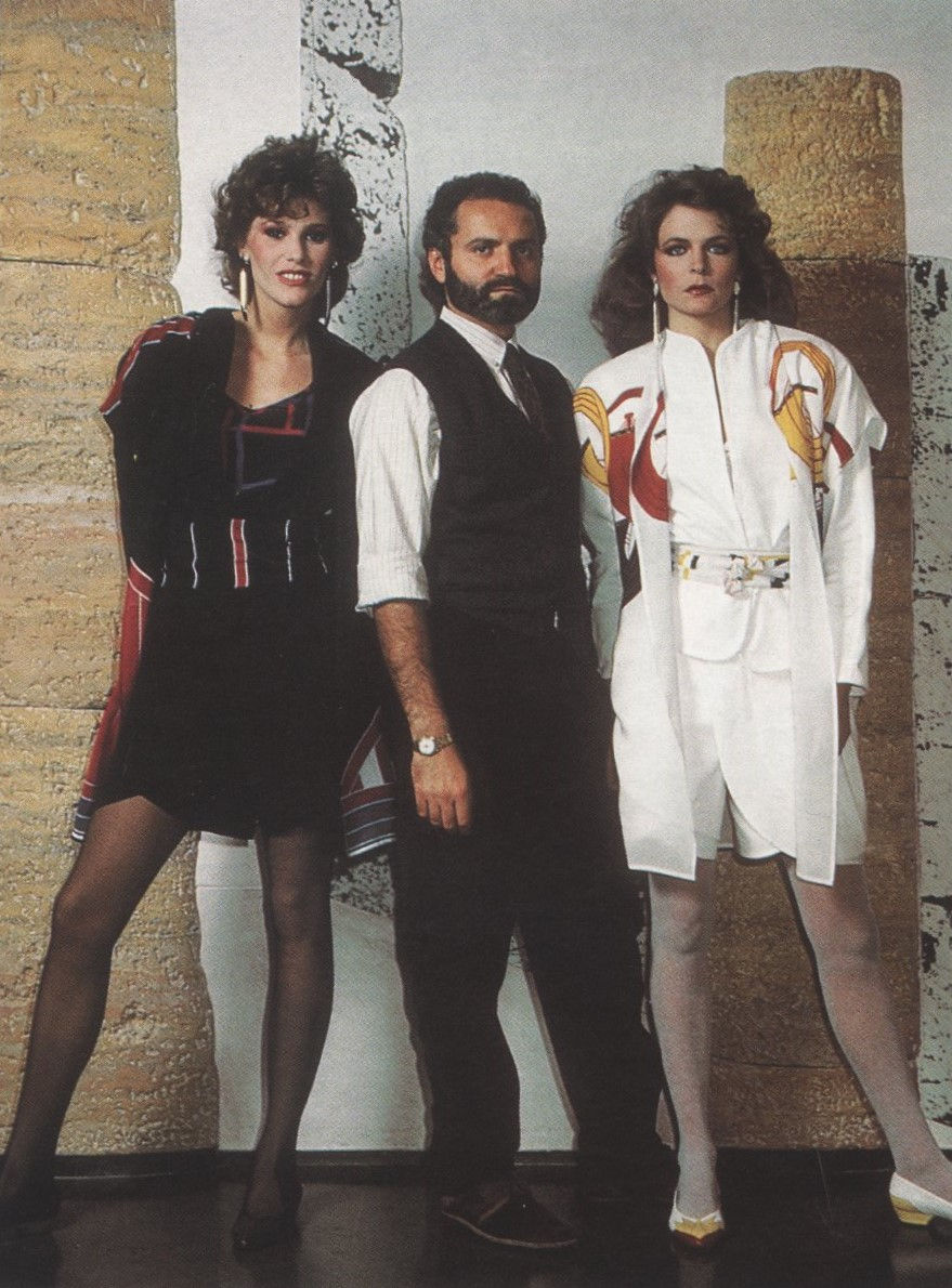Il 1978 segnò l’inizio di una nuova era nella moda italiana. Insieme ai fratelli Santo e Donatella, Gianni Versace fondò a Milano la maison che avrebbe portato il suo nome: Versace.