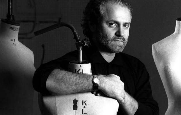 Il 15 luglio 1997, il mondo della moda si fermò. Gianni Versace, il genio che aveva trasformato la moda in arte, fu assassinato davanti alla sua villa di Miami Beach. Aveva solo 50 anni.
