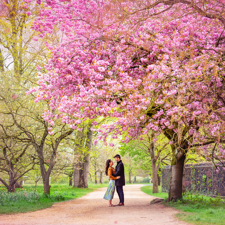 Natural engagement photography in Oxfordshire before a wedding.
