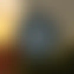 Mano sostiene bombilla con planta brotando, fondo de atardecer y texto que dice: Beneficios tangibles de la energía solar para las empresas.