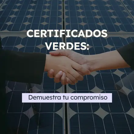 Dos personas estrechan manos sobre paneles solares. Texto: "CERTIFICADOS VERDES: Demuestra tu compromiso". Fondo azul, sensación de colaboración.