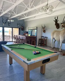 ENTERTAINMENT / BAR AREA
