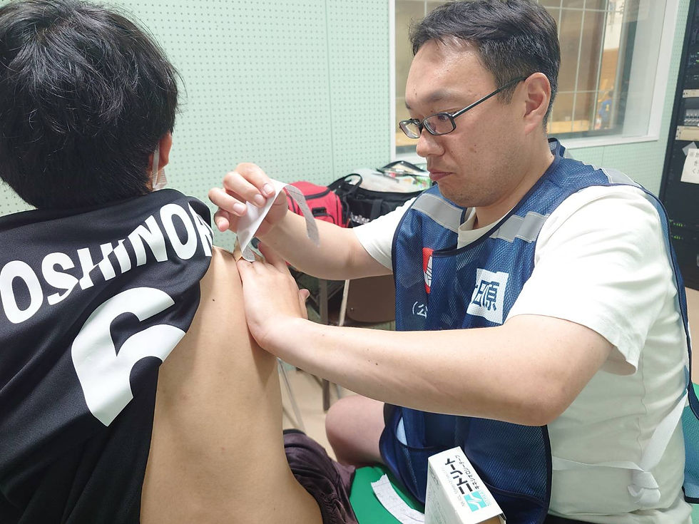 プレー中に肩が上がらなくなってしまった選手にテーピング処置を施しました