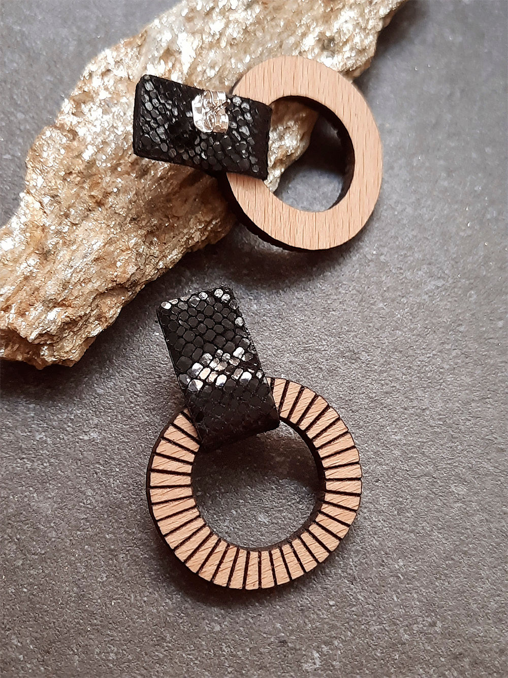 Boucles d'oreilles noir à tiges percées pour femme, livraison offerte.