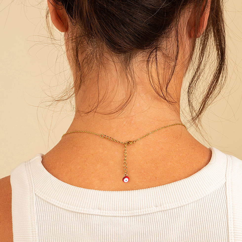 Collier PIMENT rouge porté ras-du-cou. Chaîne fine dorée et pendentif piment rouge. Fabriqué à Paris.
