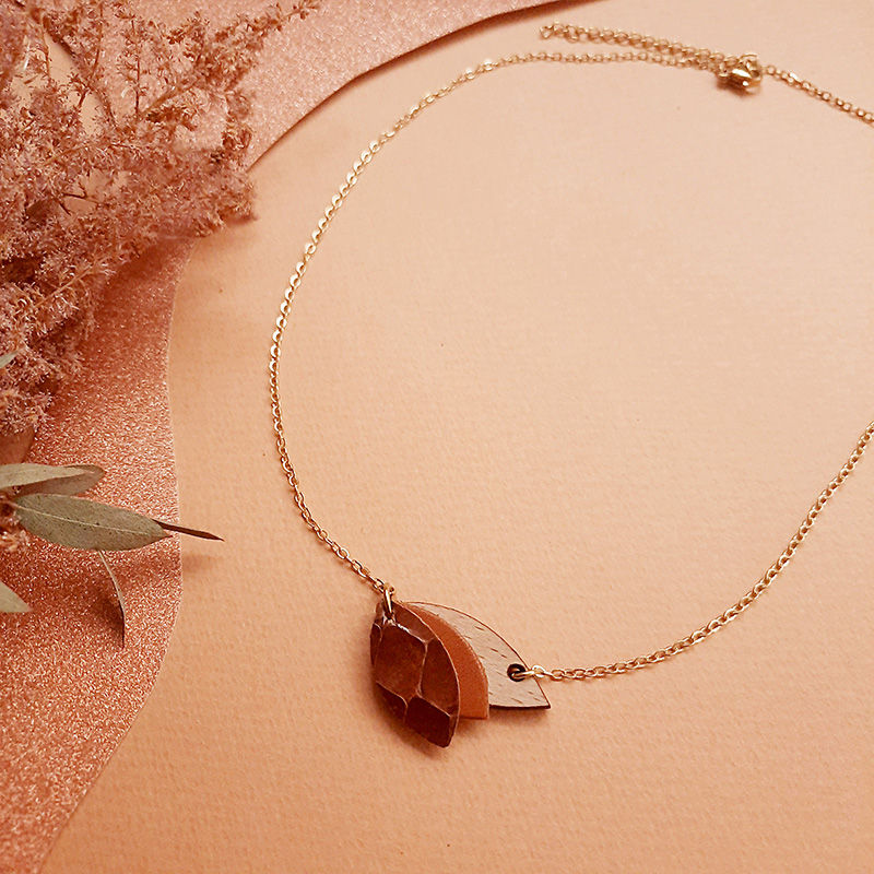 Collier fabriqué à Paris CHOUCHOU Cognac en bois et cuir upcyclé