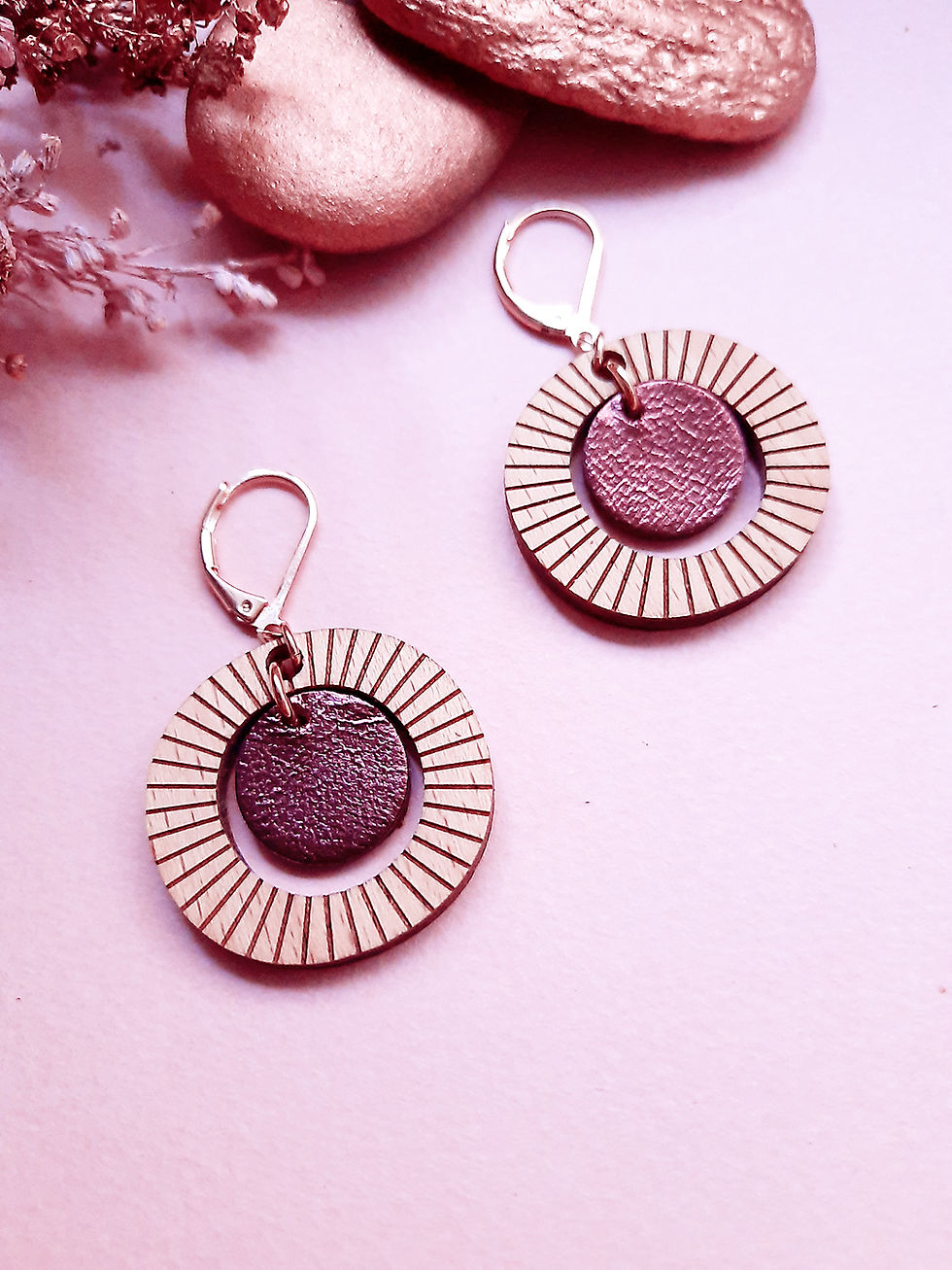 Miniature : boucles d'oreilles rondes violettes en bois avec des rayures, fermeture dormeuse.