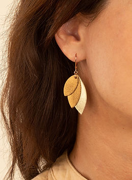 Zoom sur les boucles d’oreilles MINI CÉLESTE, fabriquées entièrement dans notre atelier, de la conception à l’assemblage.