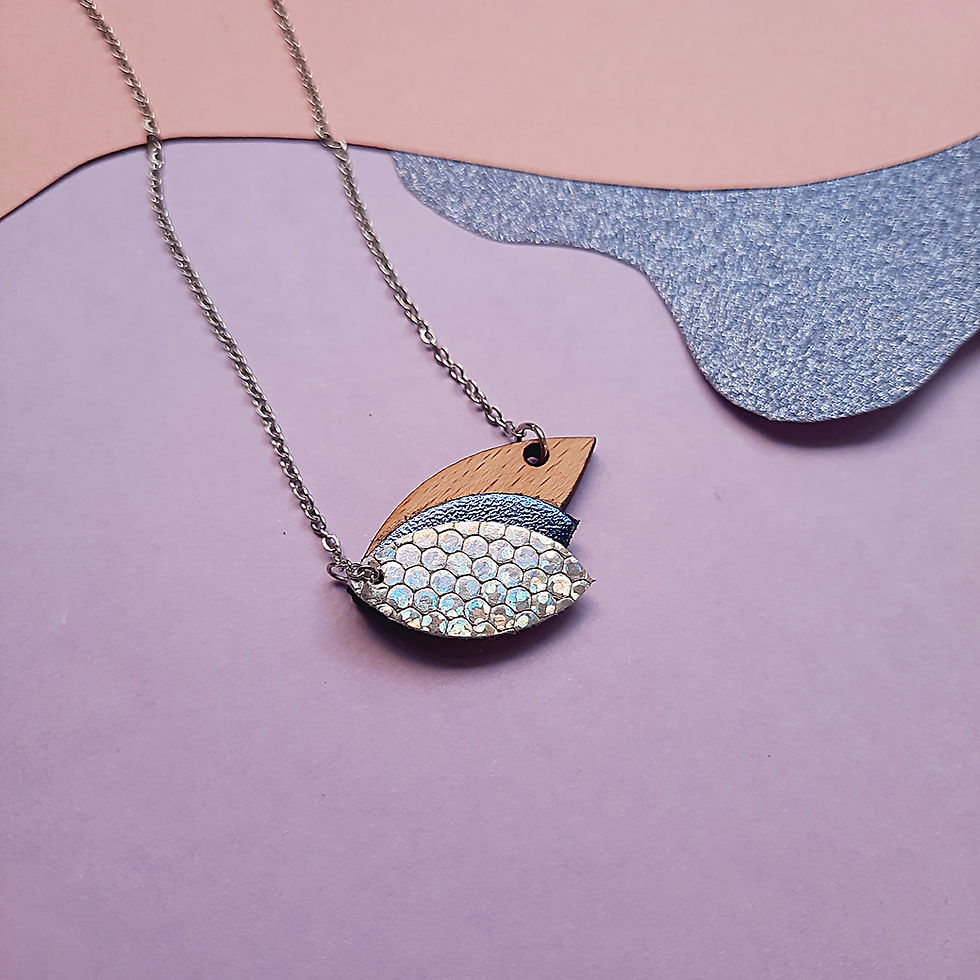 Collier CHOUCHOU Bleu Klein fabriqué à Paris bois et cuir détail motif et chaîne argentée