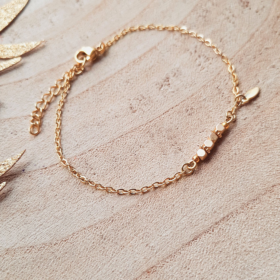 Miniature : Bracelet doré Mini Rêve avec mini cubes en acier inoxydable sur chaîne fine réglable