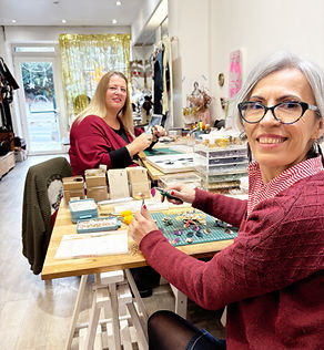 Atelier de bijoux éco-responsable dans le 20ᵉ arrondissement de Paris, où Songül et Nolwenn, créatrices de la marque Ni une ni deux, imaginent et fabriquent à la main des bijoux légers, colorés et durables.