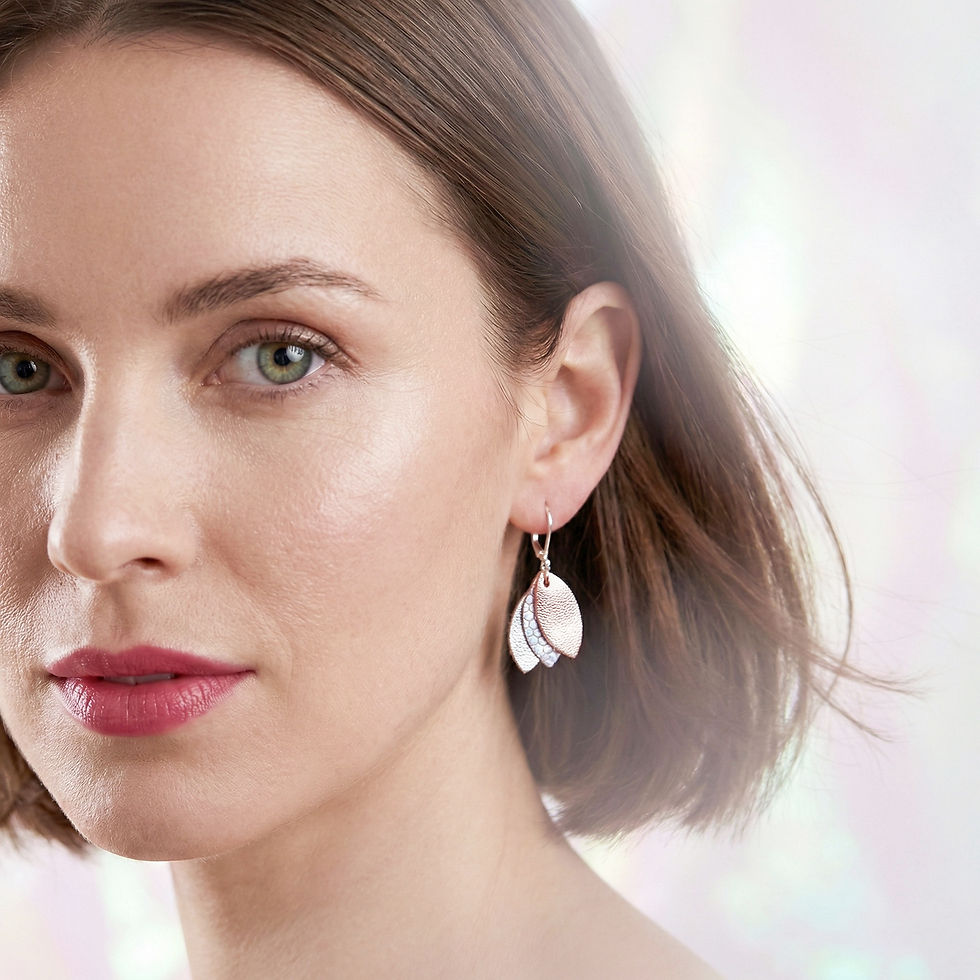 Miniature : Femme portant boucles d’oreilles légères CHOUCHOU Glacial fabriquées à Paris