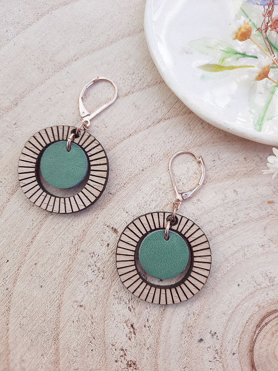 Boucles d'oreilles rondes Bulle vert de gris en bois éco-responsable et cuir upcyclé.