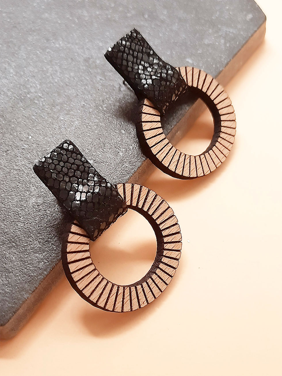 Boucles d'oreilles rondes et graphique avec des rayures rondes.