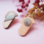Boucles d’oreilles en bois MAYA Abeille avec cuir motif graphique fabriquées artisanalement dans notre atelier à Paris
