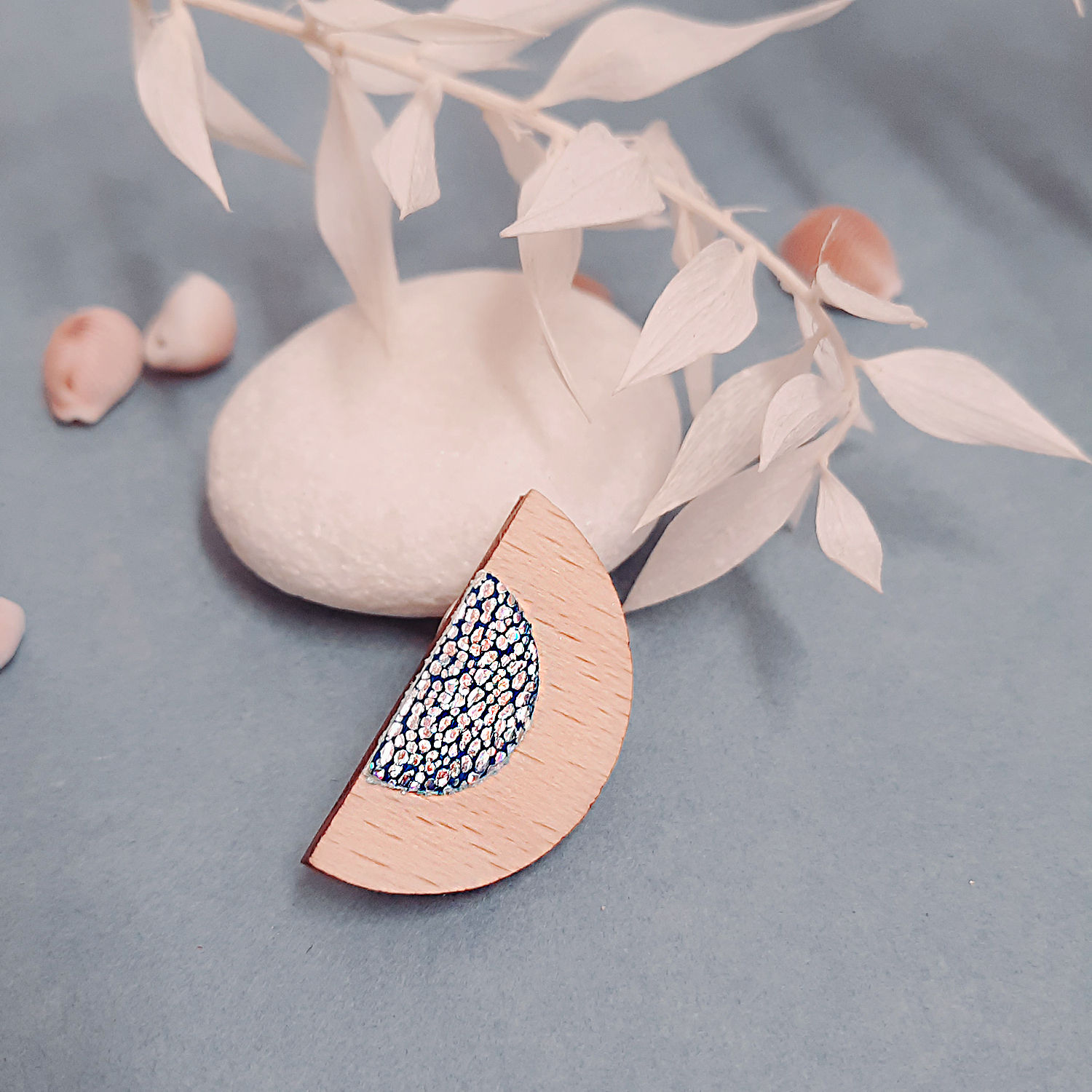 Broche en bois MINI LUNE Sirène