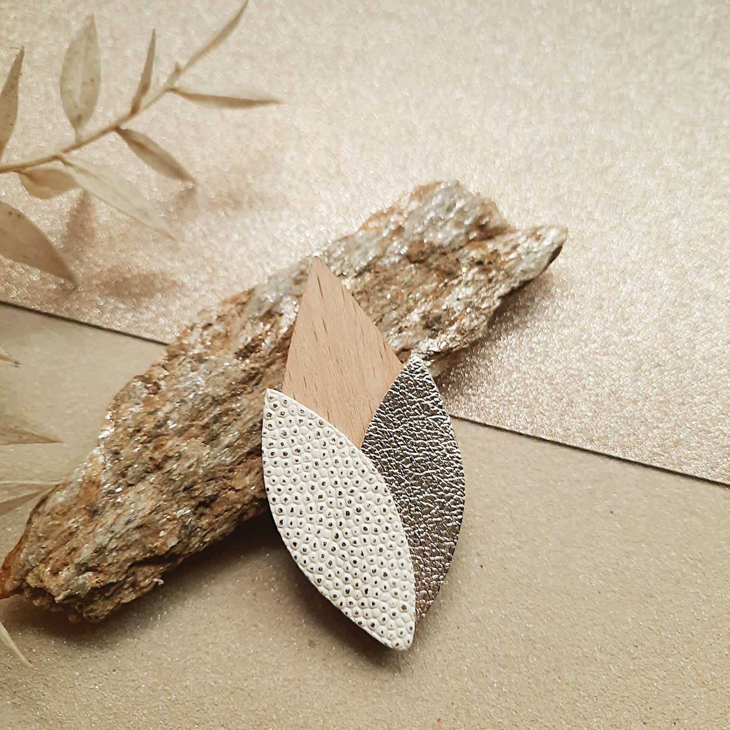 broche tulipe ivoire cuir upcycle bois hetre bijou artisanal leger fait main paris