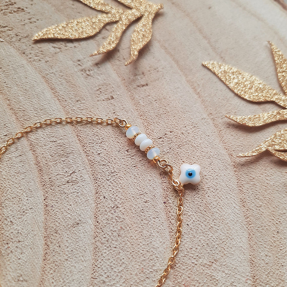 Miniature : Bracelet doré avec trèfle blanc et pierres naturelles roses facettées, fait main à Paris.