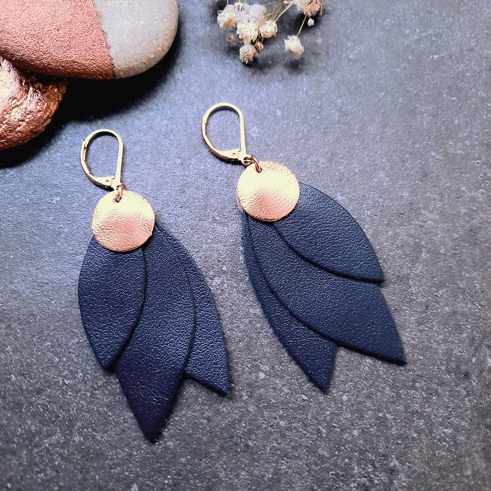 Miniature : Boucles d'oreilles longues bleu marine et or rose avec un trio de pétales de cuir.